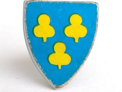 3846pb011 | Minifigure, Shield Triangular Short with 3 Yellow Trefoils on Blue Background Pattern | LEGOPART