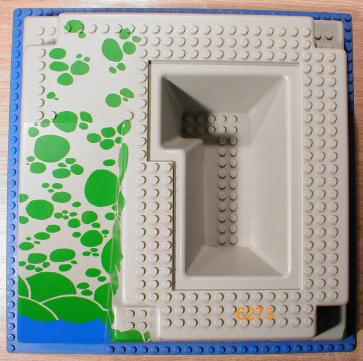 2552px4 | Baseplate, Raised 32 x 32 with Ramp and Pit with Blue Water and Green Stones Pattern | LEGOPART