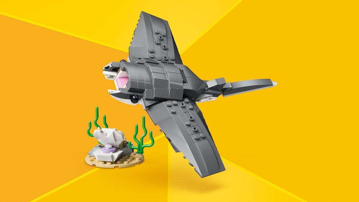 Fierce Shark with a Treasure Chest LEGO 31381