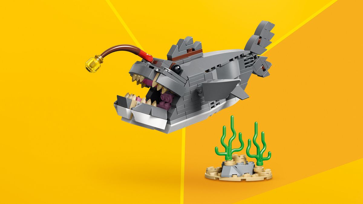 Fierce Shark with a Treasure Chest LEGO 31381