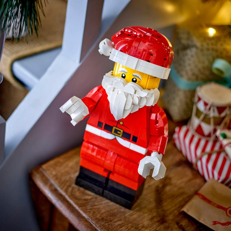 Up-Scaled Santa Minifigure LEGO 40820