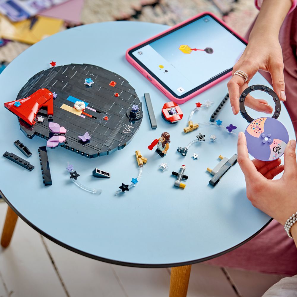 Olivia Rodrigo’s Vinyl LEGO 43028