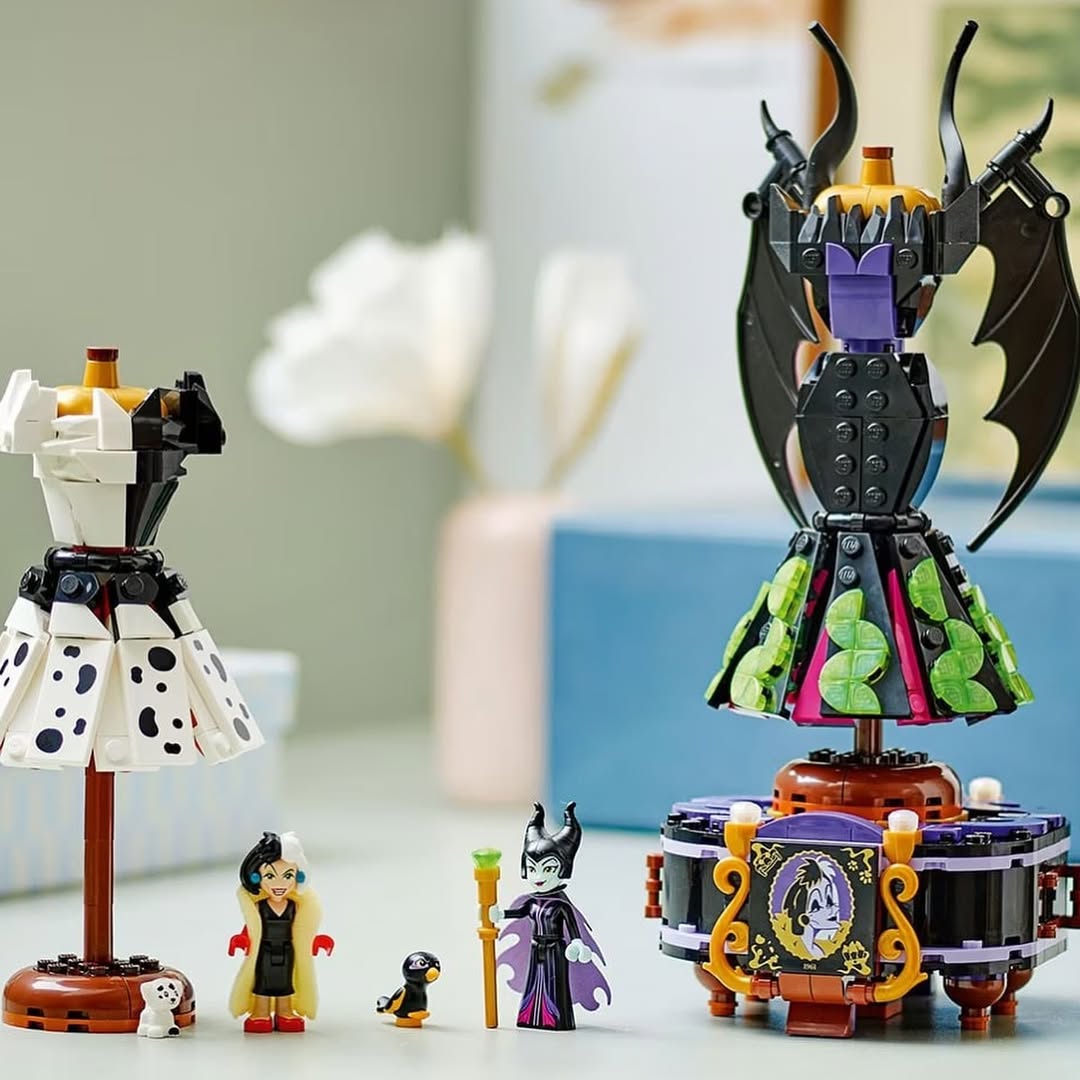 Maleficent's and Cruella de Vil's Dresse LEGO 43262