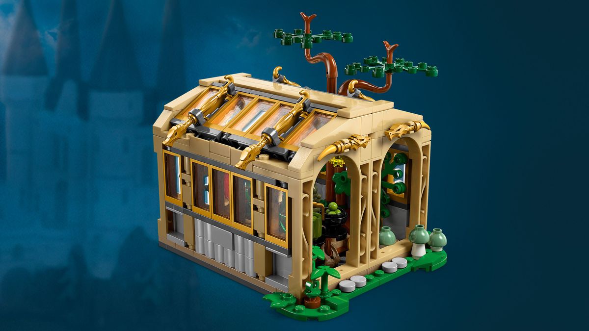 Hogwarts™ Castle: Herbology Class LEGO 76445