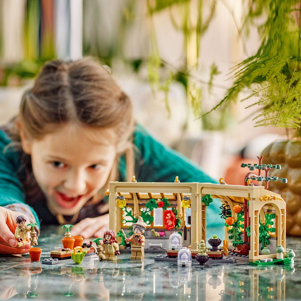 Hogwarts™ Castle: Herbology Class LEGO 76445