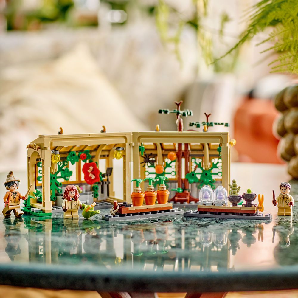 Hogwarts™ Castle: Herbology Class LEGO 76445