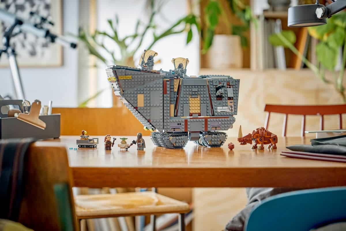 Offworld Sandcrawler and Mudhorn LEGO 75453