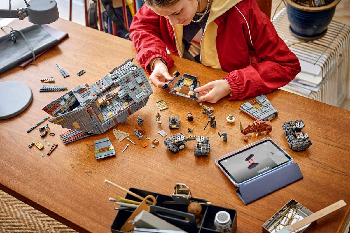 Offworld Sandcrawler and Mudhorn LEGO 75453
