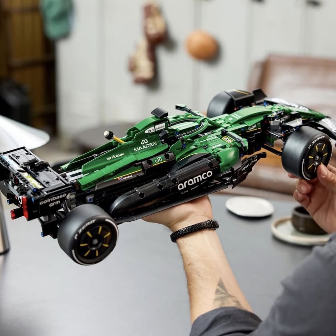 Aston Martin F1 AMR26 LEGO 42240