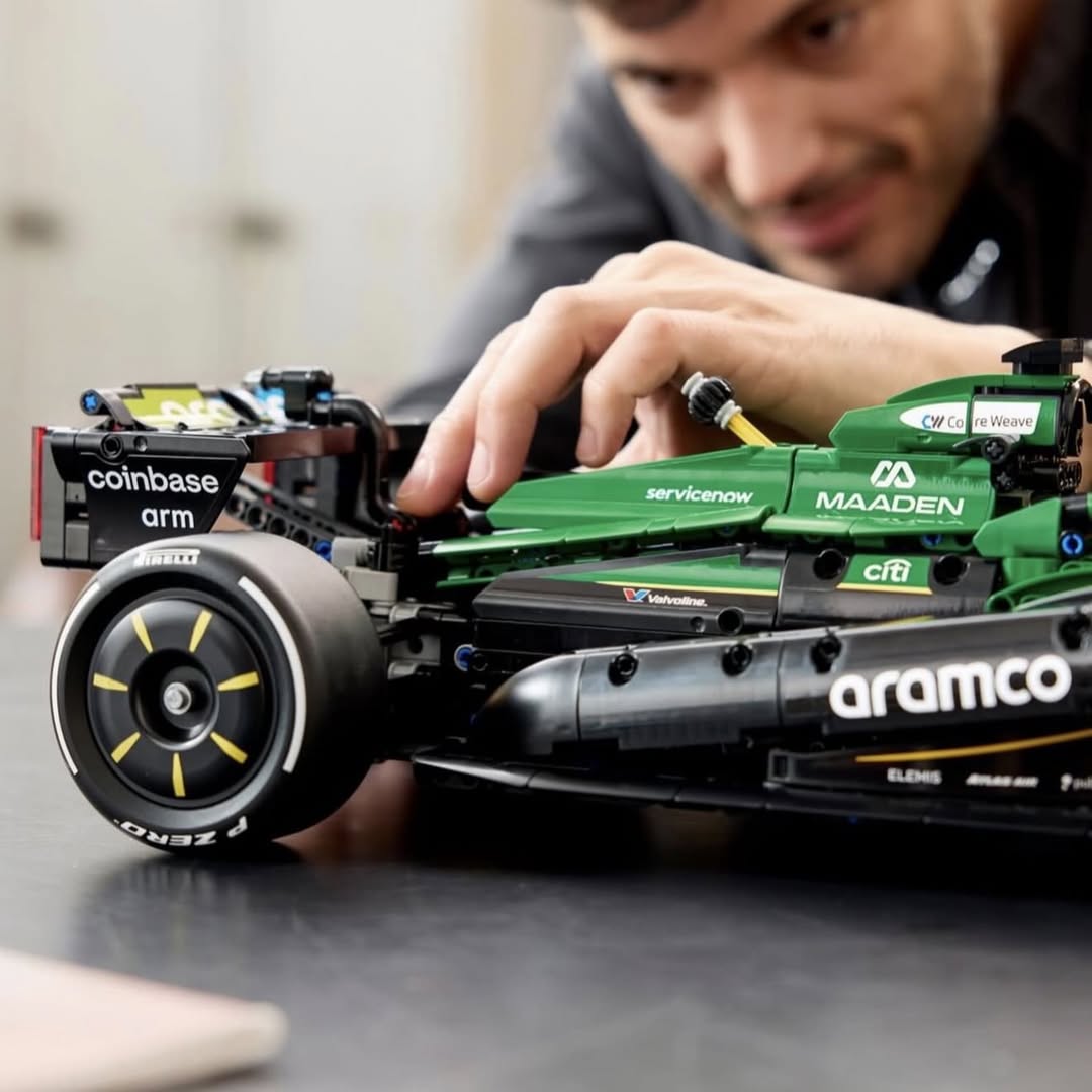 Aston Martin F1 AMR26 LEGO 42240